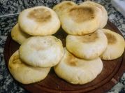 Una foto de pan relleno salame