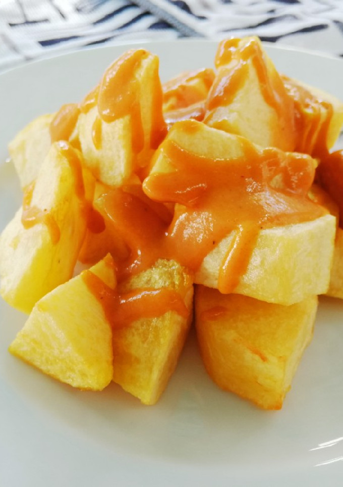 Una foto de Patatas con salsa brava