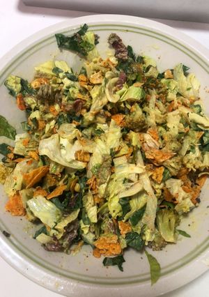 Una foto de Ensalada de hojas verdes y totopos