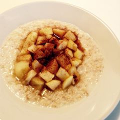 A picture of Apple and Cinnamon Oatmeal.