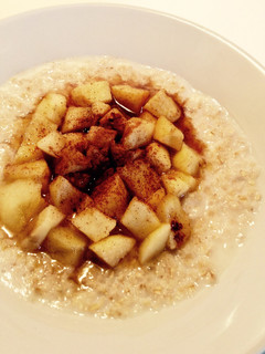A picture of Apple and Cinnamon Oatmeal.