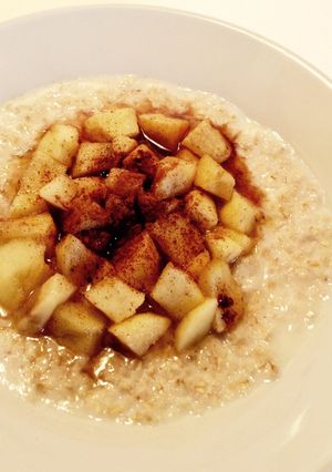 A picture of Apple and Cinnamon Oatmeal.