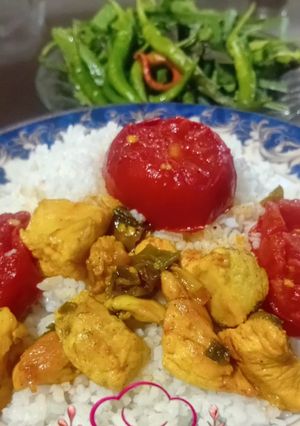 عکسی از دستور سینه مرغ سرخ شده با گوجه و پیازچه همراه برنج