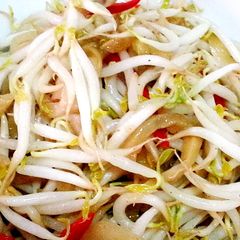 A picture of Bean sprout with pickled mustard.