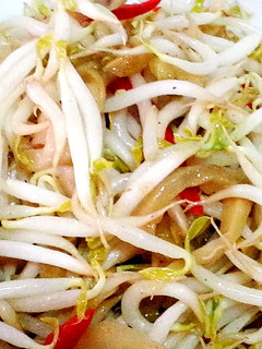 A picture of Bean sprout with pickled mustard.
