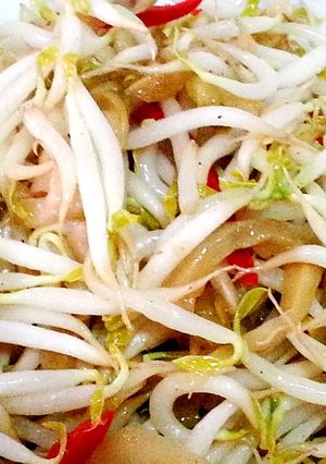 A picture of Bean sprout with pickled mustard.