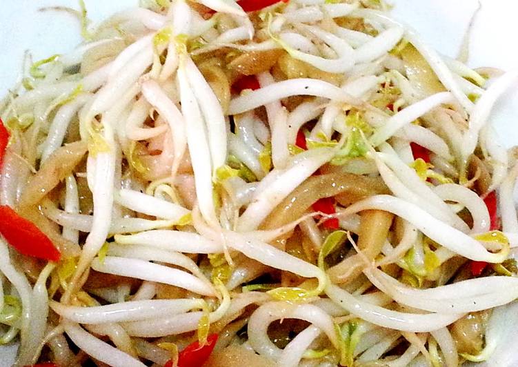 Bean sprout with pickled mustard