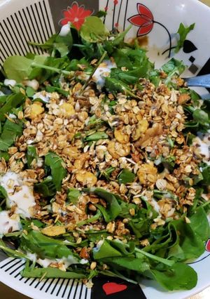 Una foto de Ensalada agridulce con granola