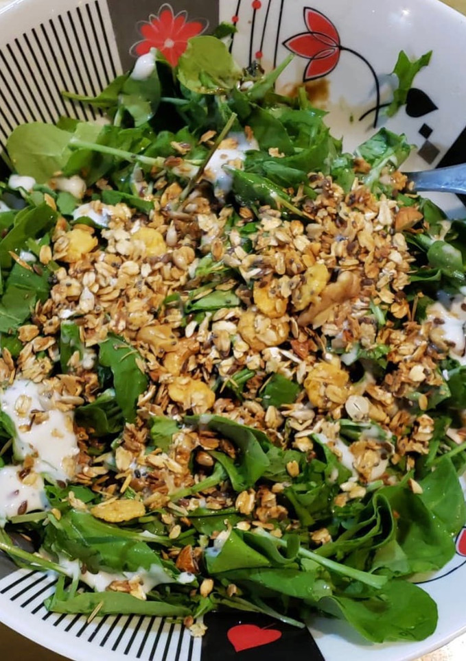 Una foto de Ensalada agridulce con granola