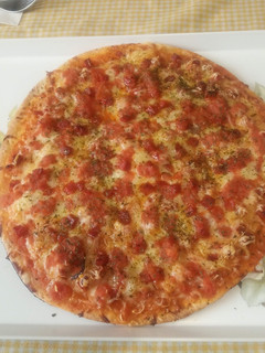 Una foto de Pizza de Pasta Brisa con chorizo y queso