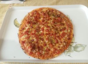 Una foto de Pizza de Pasta Brisa con chorizo y queso