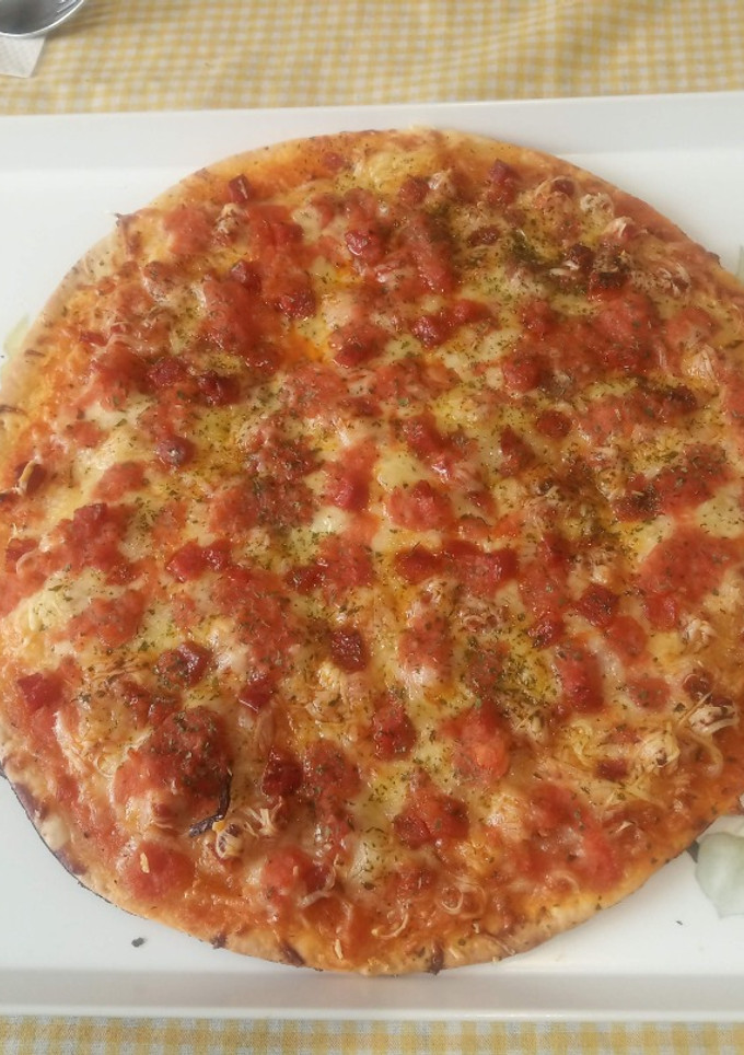 Una foto de Pizza de Pasta Brisa con chorizo y queso