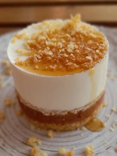 Una foto de Panna cotta con dulce de membrillo y base tierra de masa choux