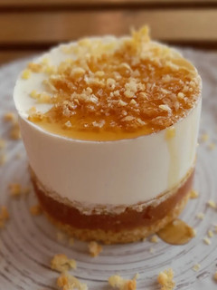 Una foto de Panna cotta con dulce de membrillo y base tierra de masa choux
