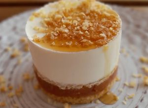 Foto principal de Panna cotta con dulce de membrillo y base tierra de masa choux