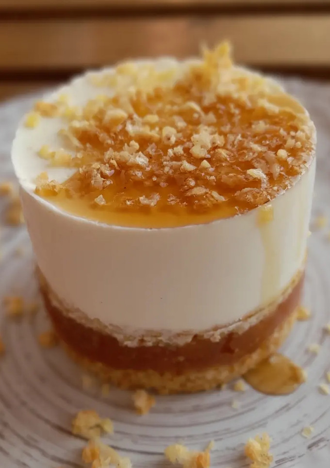 Una foto de Panna cotta con dulce de membrillo y base tierra de masa choux