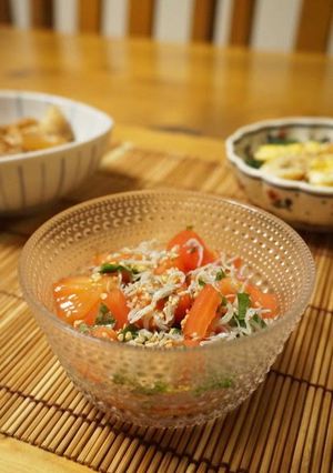 A picture of Seasoned Chilled Tomatoes & Jako Fish.
