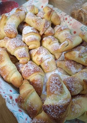 Zdjęcie przepisu Rogaliki drożdżowe z marmoladą.