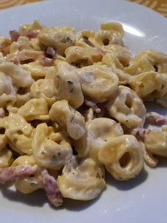 Foto principal de Tortellini de queso con nata y bacon