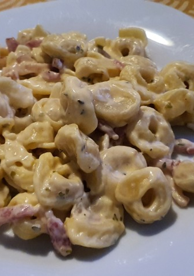 Una foto de Tortellini de queso con nata y bacon