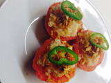 Tomates rellenos de quinoa con cebolla frita