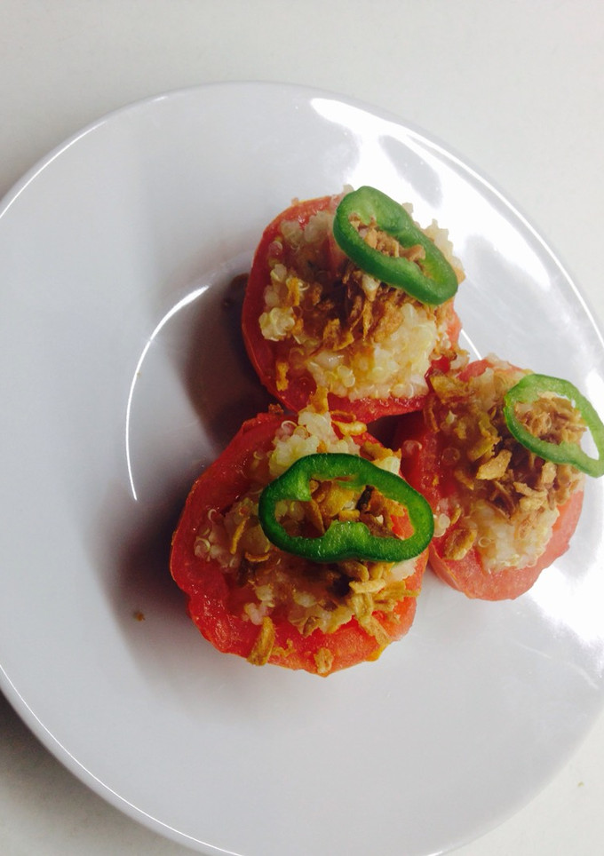 Una foto de Tomates rellenos de quinoa con cebolla frita