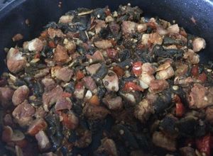 Una foto de Chile pasado con carne de puerco