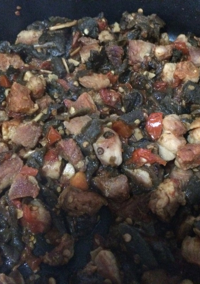 Una foto de Chile pasado con carne de puerco