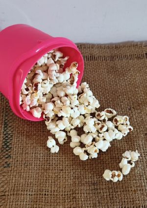 પોપકોર્ન (Popcorn Recipe In Gujarati) રેસીપી મુખ્ય ફોટો