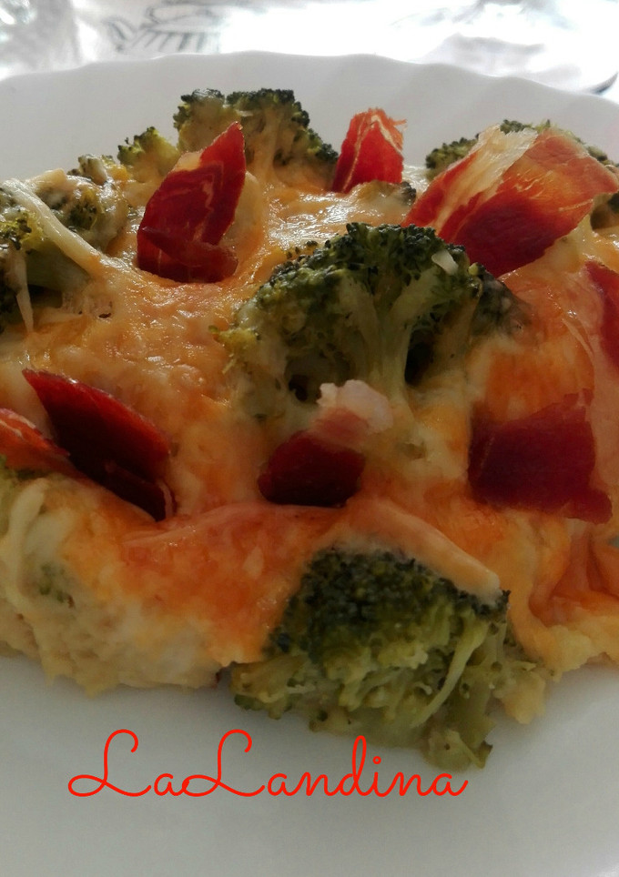 Una foto de Brócoli con patatas, jamón y queso