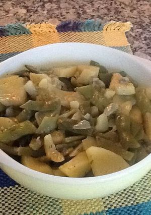 Una foto de Papas y vainitas (green beans and potatoes)