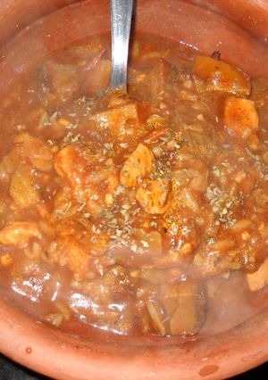 Una foto de Cazuela de arroz con papas, pollo y carne (todo reciclado)