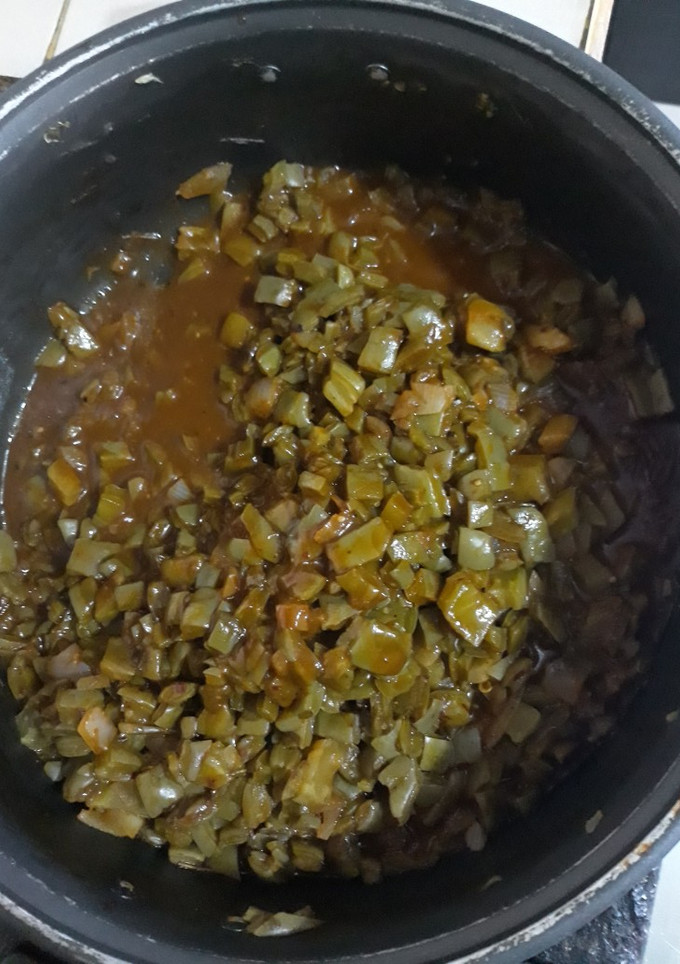 Una foto de Guisado de nopalitos en chile cascabel