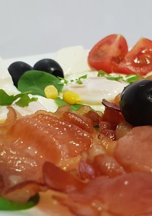 O poză a rețetei Mic dejun delicios cu ouă, bacon, brânză.