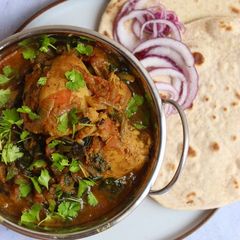 Punjabi style spinach and chicken curry with homemade chapati🍛 A picture of Punjabi style spinach and chicken curry with homemade chapati🍛.
