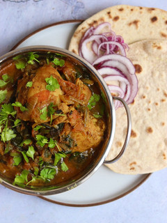 A picture of Punjabi style spinach and chicken curry with homemade chapati🍛.