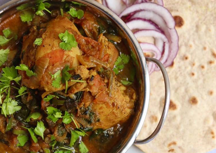 Punjabi style spinach and chicken curry with homemade chapati�?�