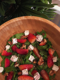 صورة لوصفة سلطة الجرجير بالفراولة ☘️🍓 - Rocca Strawberry Salad 🥗