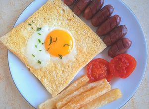 Foto resep Sunny Side-up Toast with Beef Sausages and French Fries