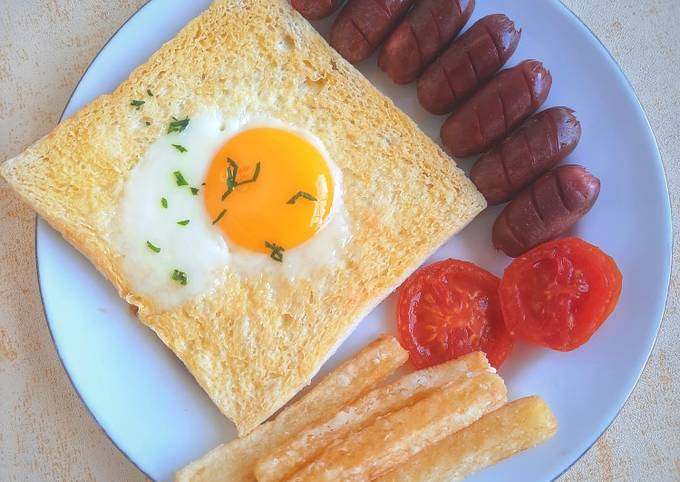 Ternyata begini loh! Cara gampang memasak Sunny Side-up Toast with Beef Sausages and French Fries  gurih