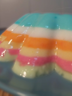 Una foto de Gelatina de yogur y frutas multicolor