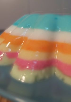 Foto principal de Gelatina de yogur y frutas multicolor