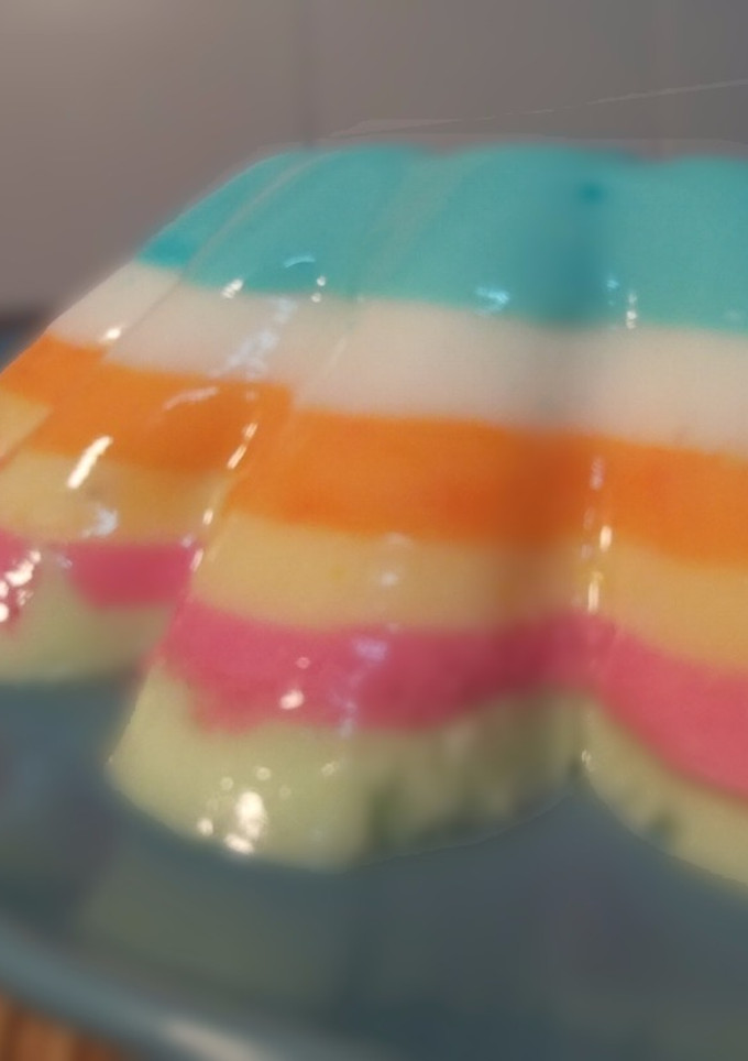 Una foto de Gelatina de yogur y frutas multicolor