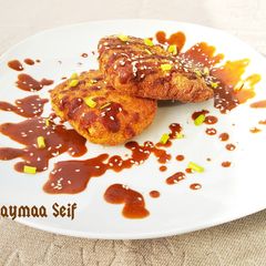 A picture of Fried crispy chicken with chocolate sauce.