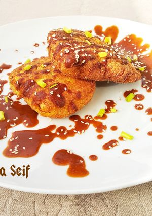 A picture of Fried crispy chicken with chocolate sauce.