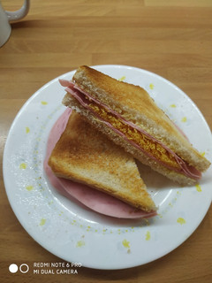 Una foto de Sándwich mixto navideño con huevo hilado
