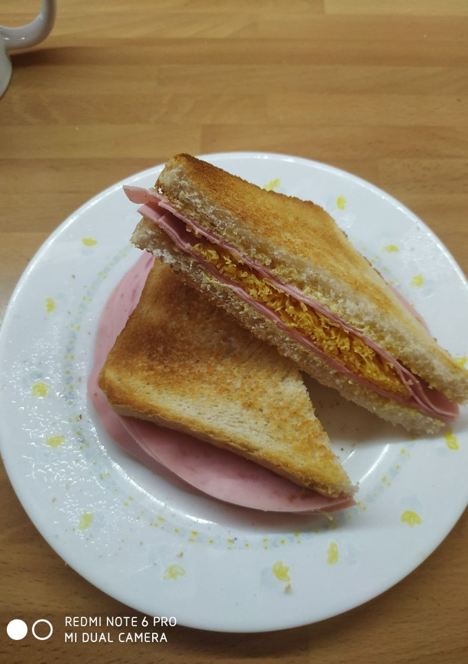 Una foto de Sándwich mixto navideño con huevo hilado