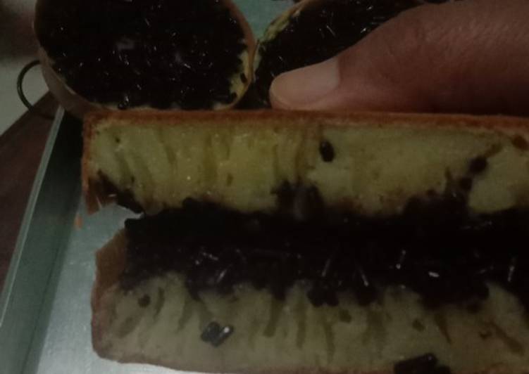 Martabak manis empuk bersarang