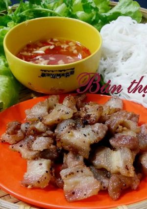 A picture of Bún Thịt Nướng (Vietnamese Grilled Pork with Vermicelli).
