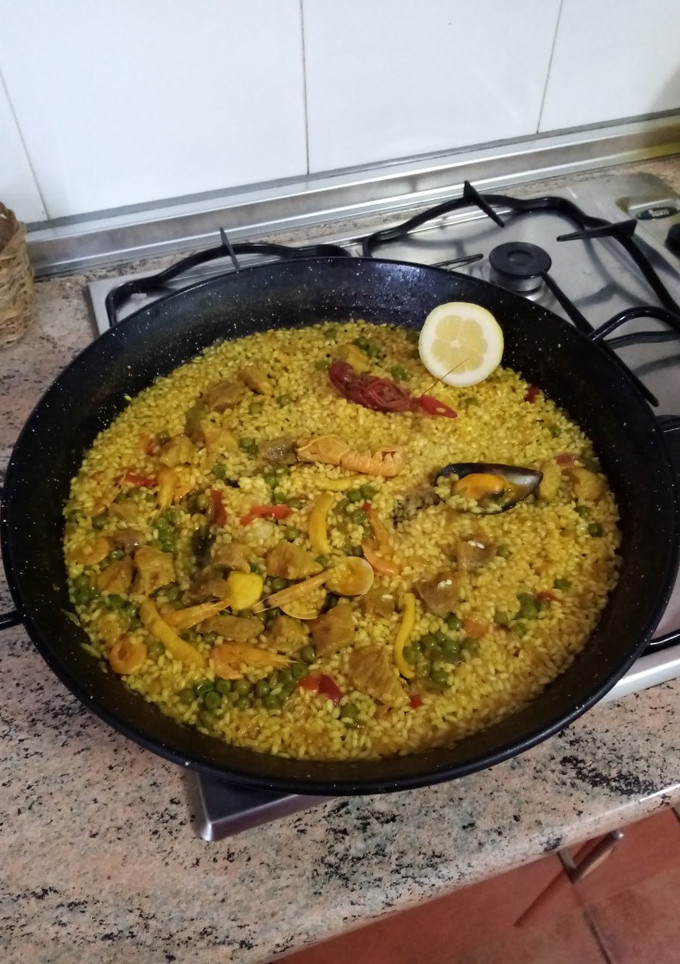 Una foto de Arroz mixto en paellera